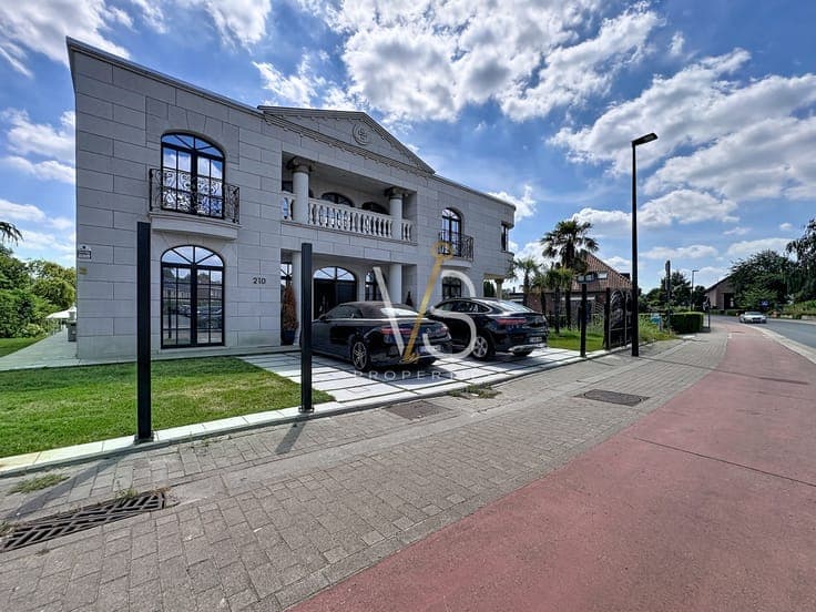 HIGH-END VILLA WITH SWIMMING POOL, GARDEN !