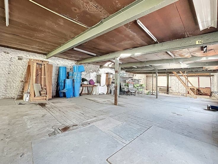 JETTE: Mixed-use building with warehouse