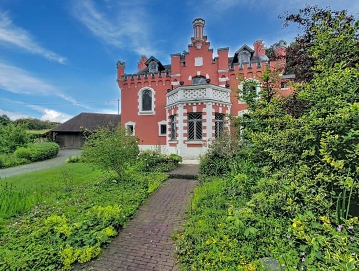 Exceptionally charming VILLA with heritage value