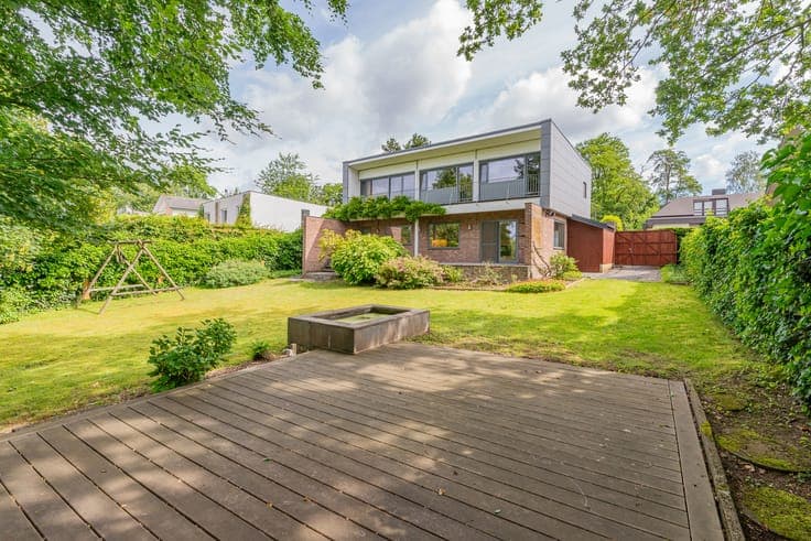Move-In Ready Villa with Sunny Garden