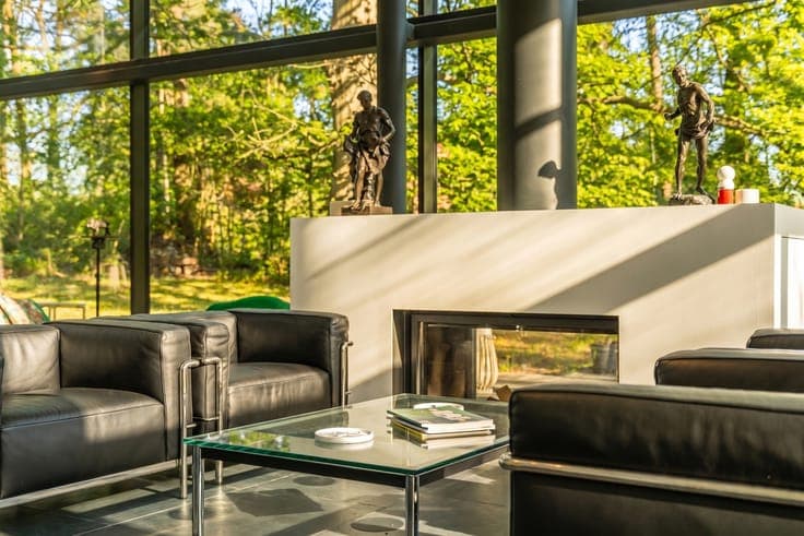 An Exceptional Architecture on the Edge of the Golf Course