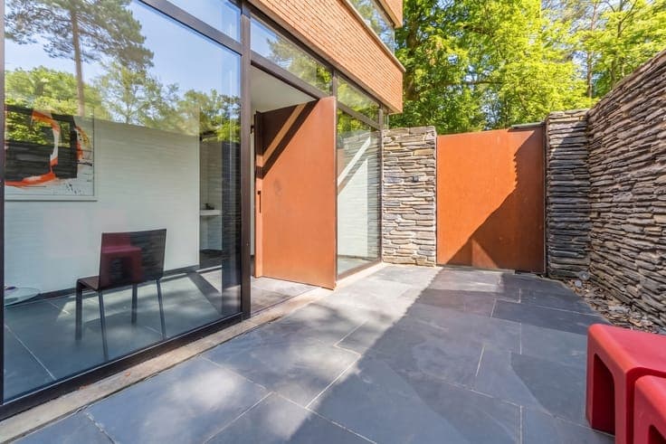 An Exceptional Architecture on the Edge of the Golf Course