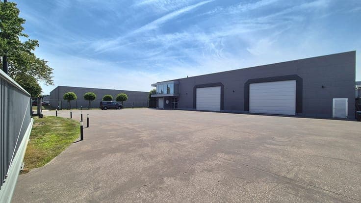 LOODS 936m² + Moderne LOFT 2008 met 3 slaapkamers, badkam...