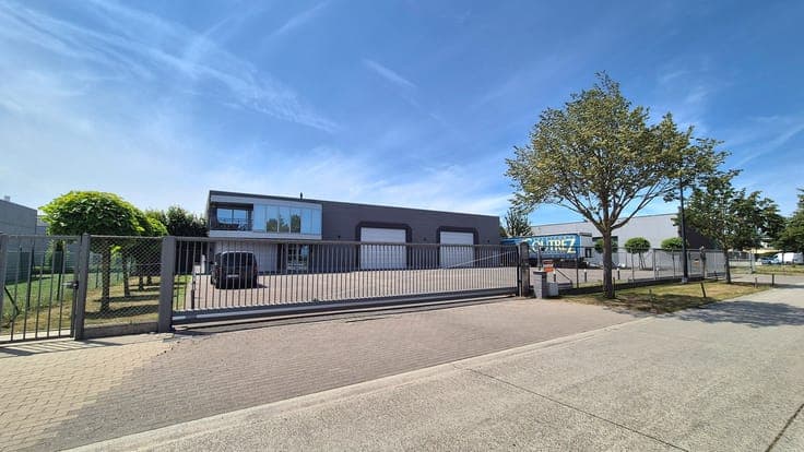 LOODS 936m² + Moderne LOFT 2008 met 3 slaapkamers, badkam...