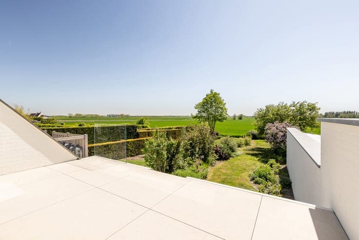 Exclusive living with open views near the sea