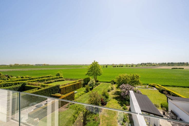 Exclusive living with open views near the sea