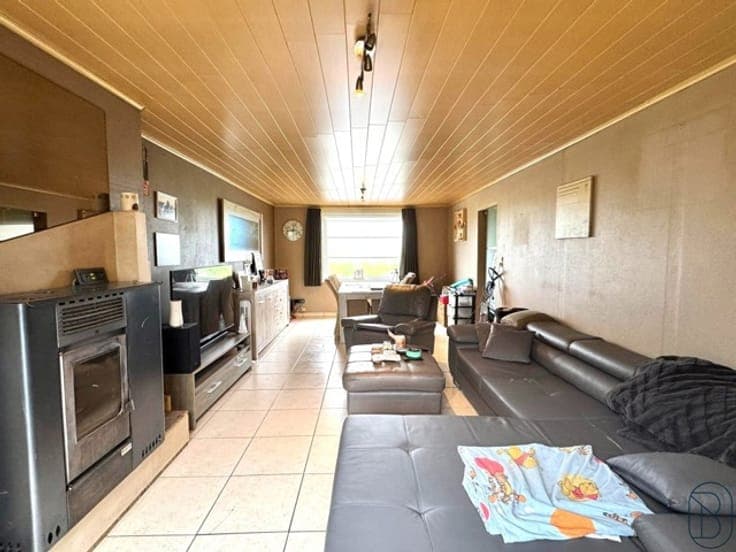 Spacious house to renovate with 3 bedrooms and garden.