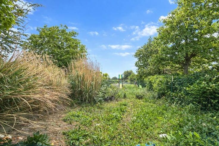 Spacious house to renovate with 3 bedrooms and garden.