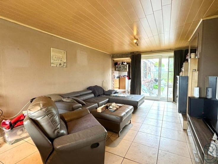 Spacious house to renovate with 3 bedrooms and garden.