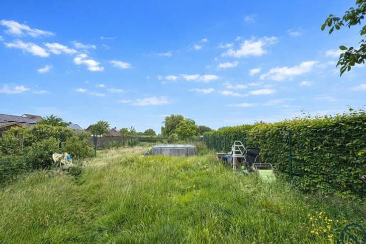 Spacious house to renovate with 3 bedrooms and garden.