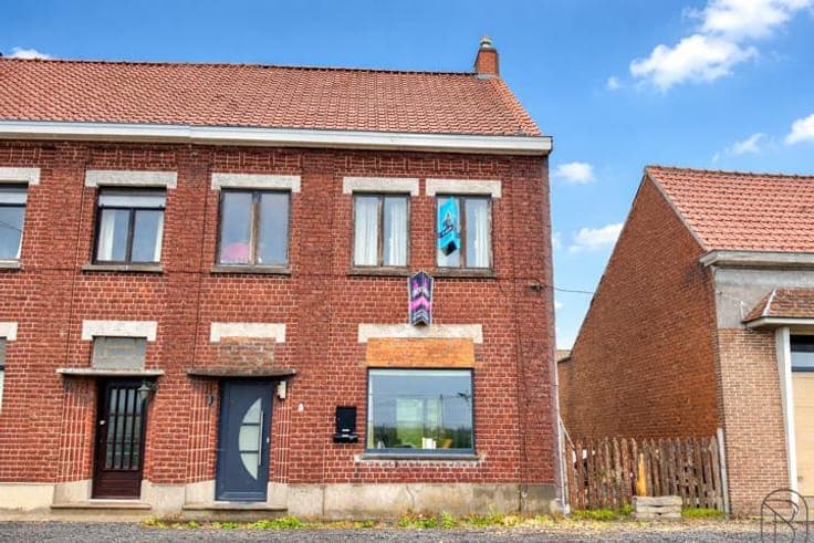 Spacious house to renovate with 3 bedrooms and garden.