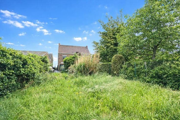 Spacious house to renovate with 3 bedrooms and garden.