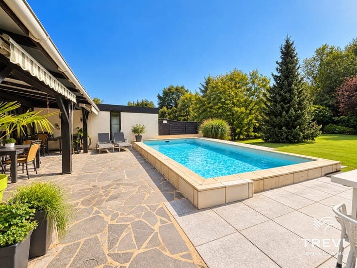 Jolie villa 4 ch partiellement de plain pied avec piscine