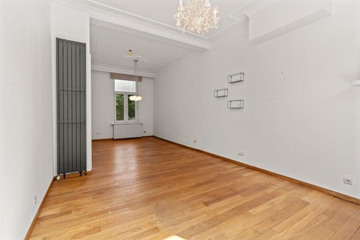 Spacious 5-bedroom townhouse with a large kitchen, a cosy...