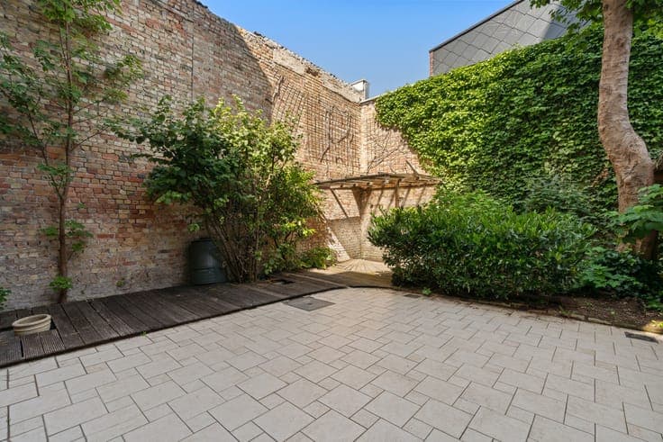 Spacious 5-bedroom townhouse with a large kitchen, a cosy...