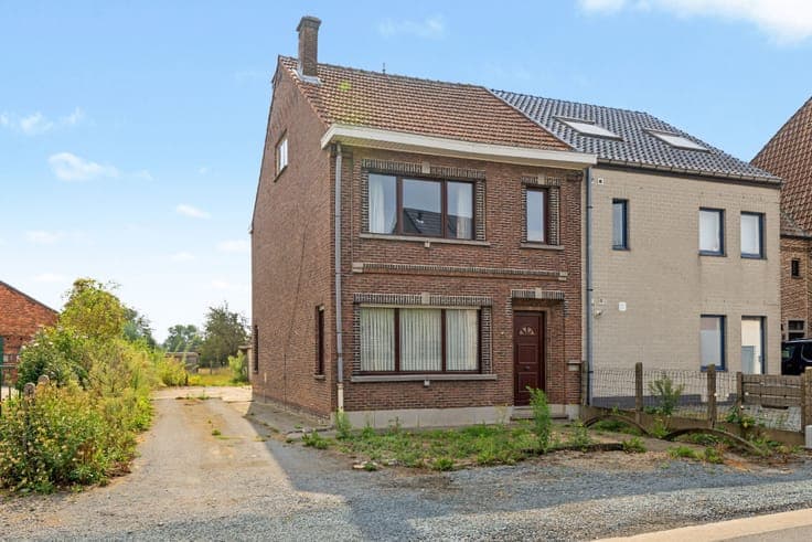 Halfopen bebouwing met achterliggend weiland