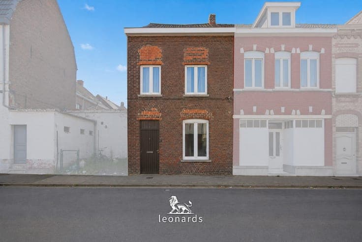 Op te frissen halfopen woning op goede locatie in Menen