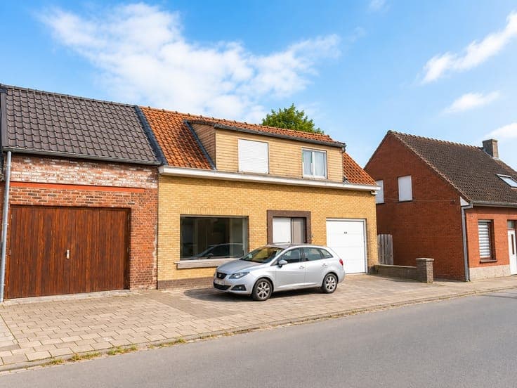 Te renoveren ruime woning met garage, keuken, badkamer en...