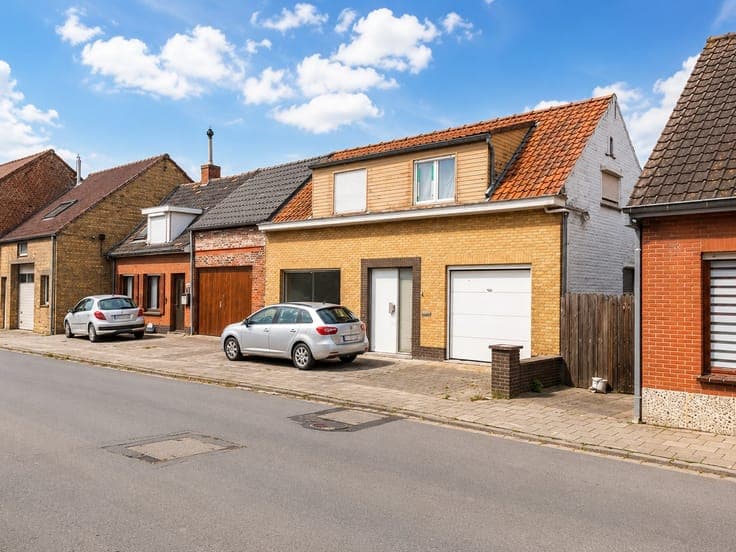 Te renoveren ruime woning met garage, keuken, badkamer en...
