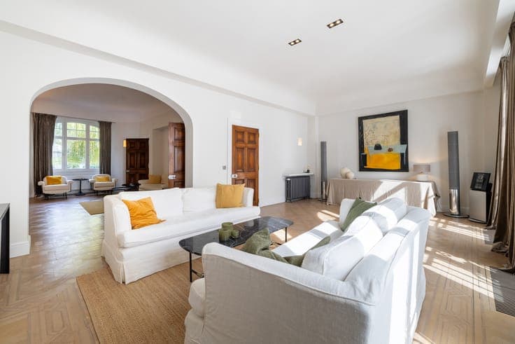A lovely townhouse with a garden