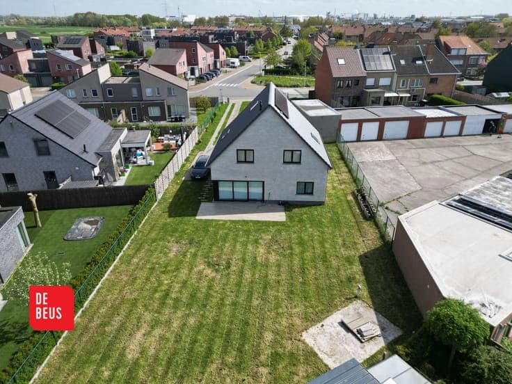 Recente vrijstaande villa op een royaal perceel (1044 m2)