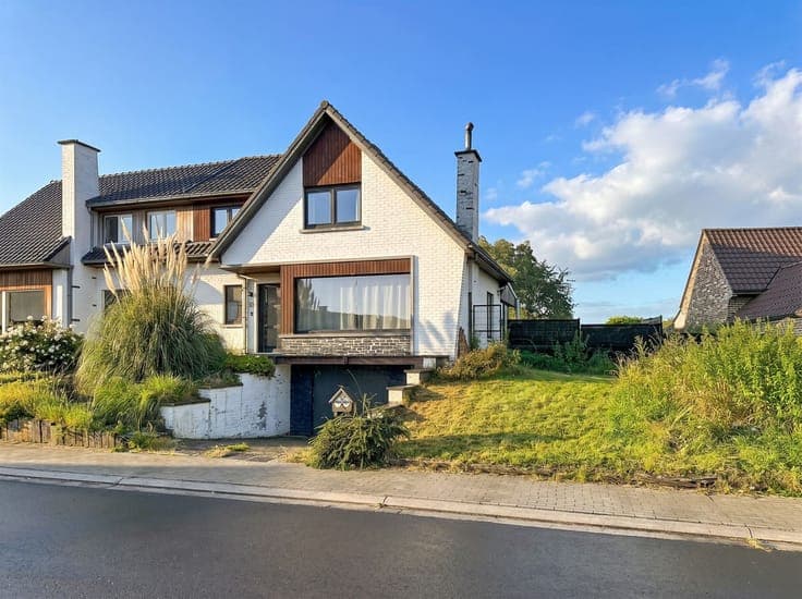 A home in a quiet location with a south-facing garden
