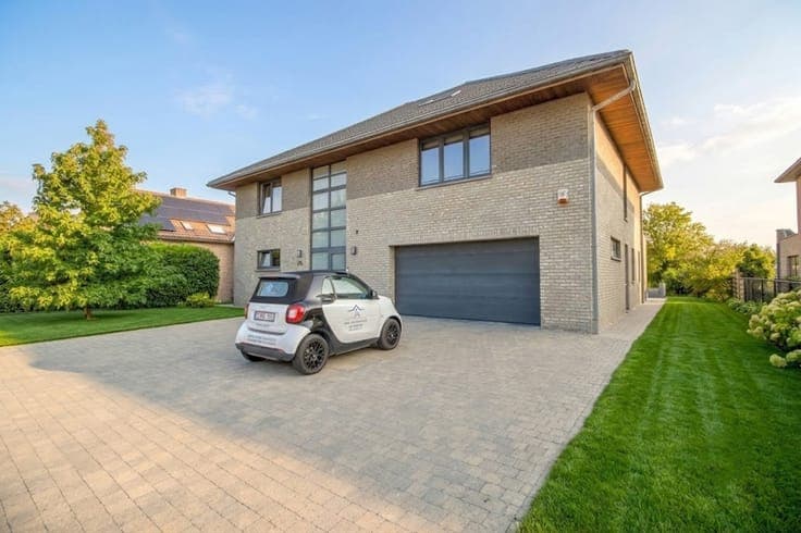 Elegant villa offering approximately 490 m²