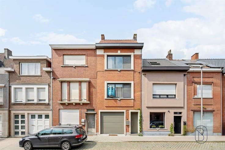 Recently renovated home with 3 bedrooms and a cozy city gard