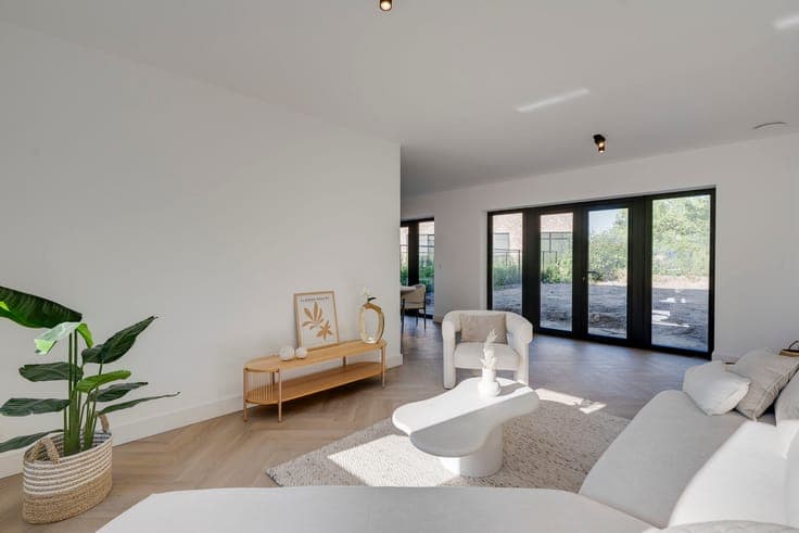 Ready-to-move-in new-build home with spacious garden in Scho