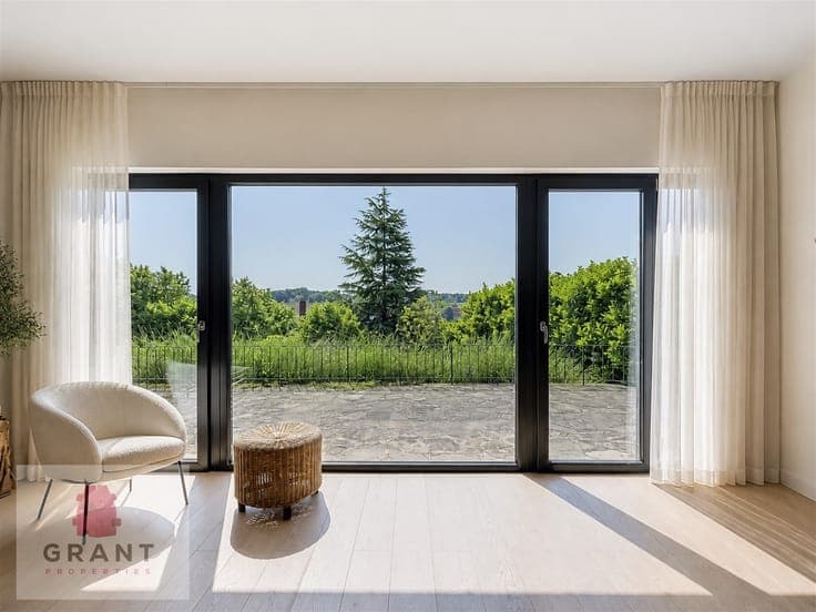 4-bedroom villa with a panoramic view!