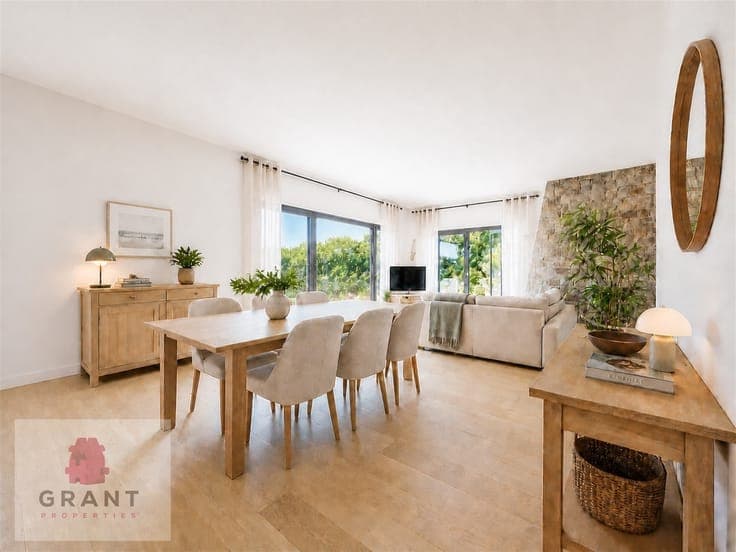 4-bedroom villa with a panoramic view!
