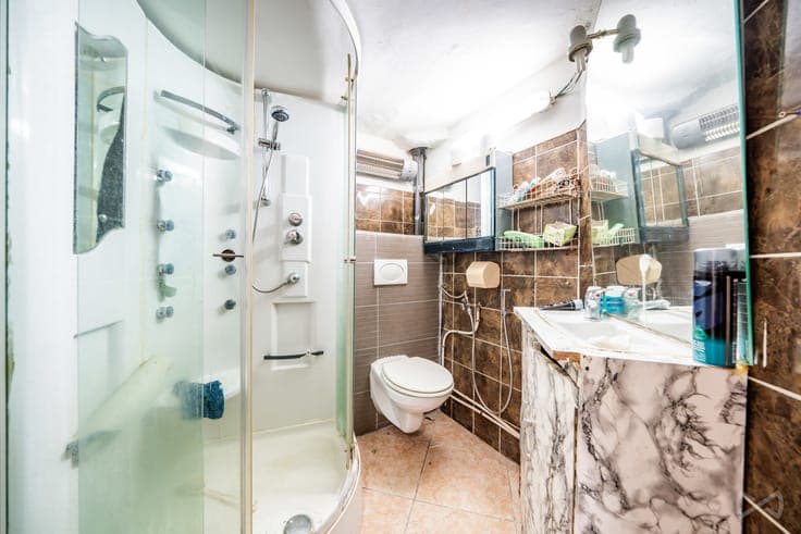 Commercial property – To renovate – No garden