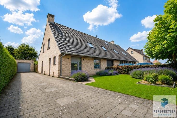 Ruime halfvrijstaande woning met tuin in centrum Oedelem.