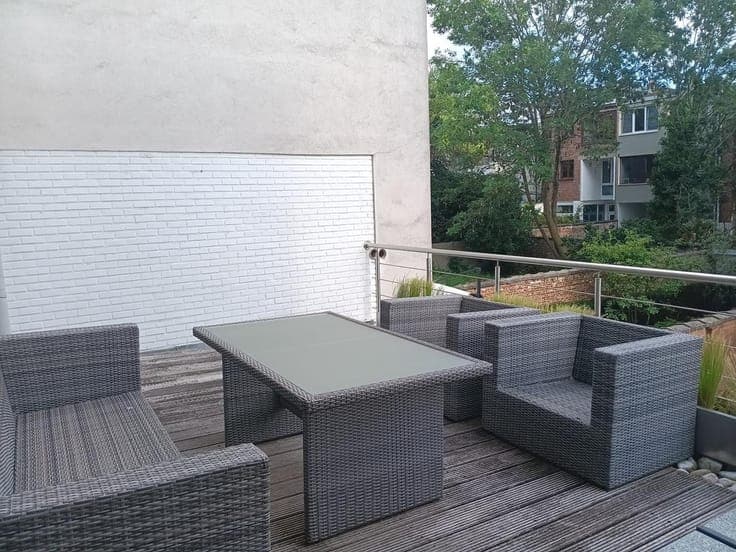 Ruime, gesloten woning met 5 slpk en 3 badk op een percee...