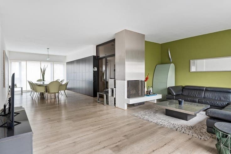 Ruime, gesloten woning met 5 slpk en 3 badk op een percee...