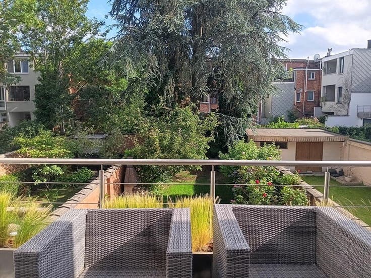 Ruime, gesloten woning met 5 slpk en 3 badk op een percee...