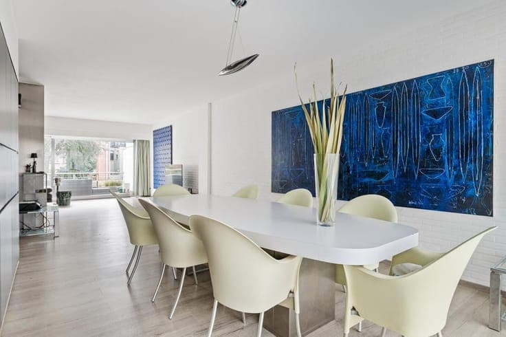 Ruime, gesloten woning met 5 slpk en 3 badk op een percee...