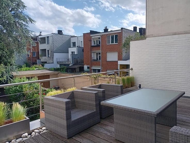 Ruime, gesloten woning met 5 slpk en 3 badk op een percee...