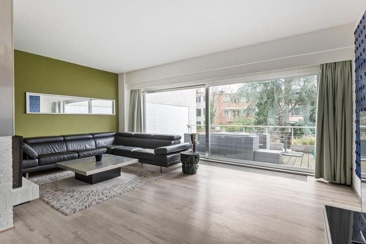 Ruime, gesloten woning met 5 slpk en 3 badk op een percee...