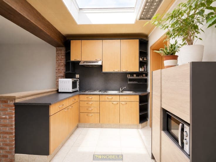 Te koop, te renoveren woning met diepe tuin te Ronse