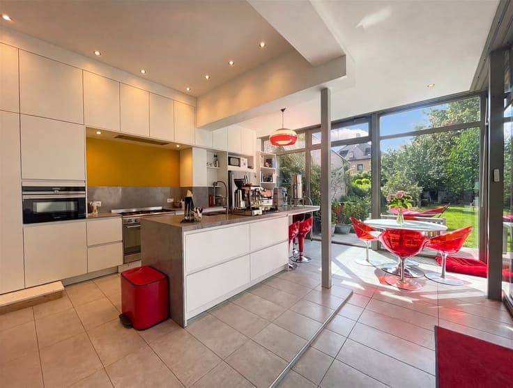 Spacious townhouse, min 5 beds, garden & prime location!