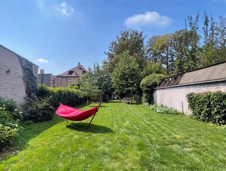 Spacious townhouse, min 5 beds, garden & prime location!
