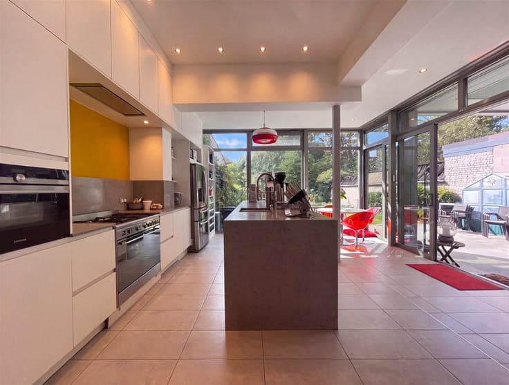 Spacious townhouse, min 5 beds, garden & prime location!