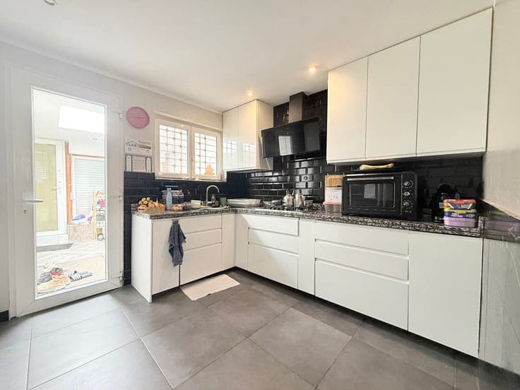 Leuke woning met 3 slk, oprit en tuin