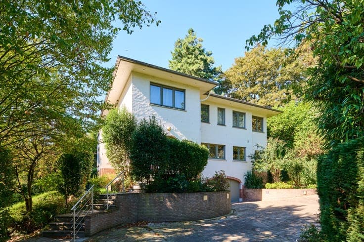 Villa with a second adjoining lot near the Observatory