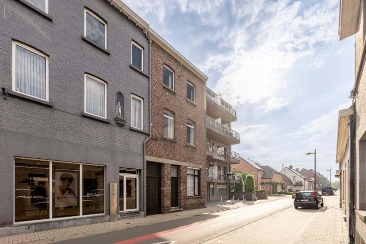 Zeer ruime, te renoveren woning met mogelijkse uitweg.