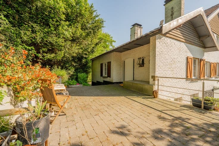 CHAUDFONTAINE – Multifunctional villa on nearly 1,429 m²