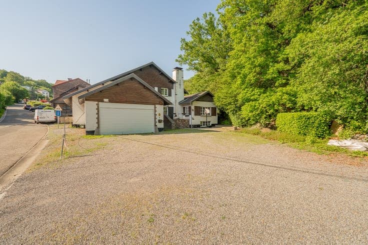 CHAUDFONTAINE – Multifunctional villa on nearly 1,429 m²