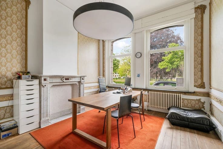 Uiterst ruim burgerhuis met prachtige tuin en enorm veel ...