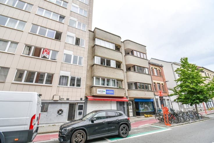 Attractive Investment Property with 3 Apartments and a Let C
